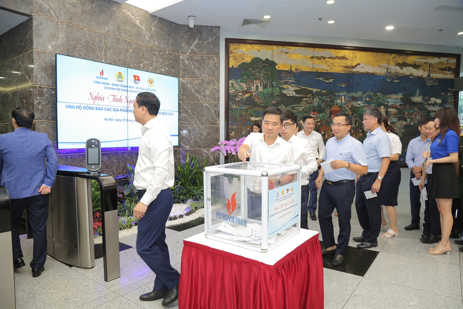 Gần 6 vạn người lao động Dầu khí làm thêm ngày nghỉ để hỗ trợ đồng bào bị thiệt hại do thiên tai